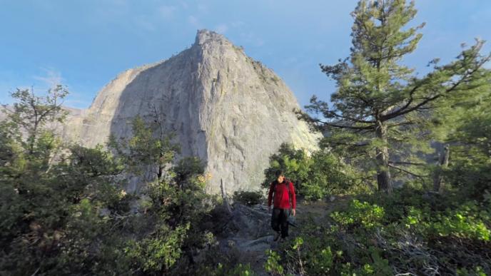 freeclimber alex honnold walking through the yosemite national park