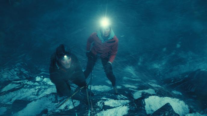 Sasha (played by Charlize Theron) and her husband Tommy (played by Eric Bana) on the Troll Wall during a blizzard